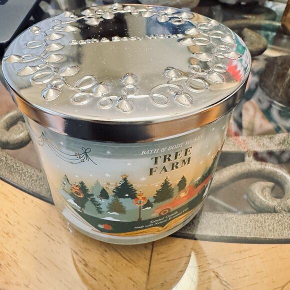BATH & BODY WORKS WHITE BARN TREE FARM 3 WICK 14.5 OZ SCENTED CANDLE - Picture 1 of 5